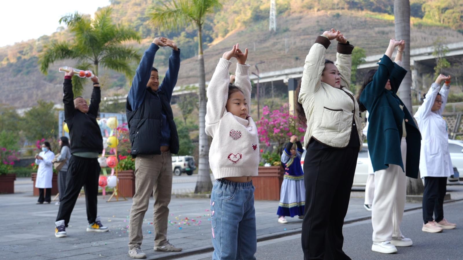 市民在怒江州中医医院医护人员带领下练习八段锦