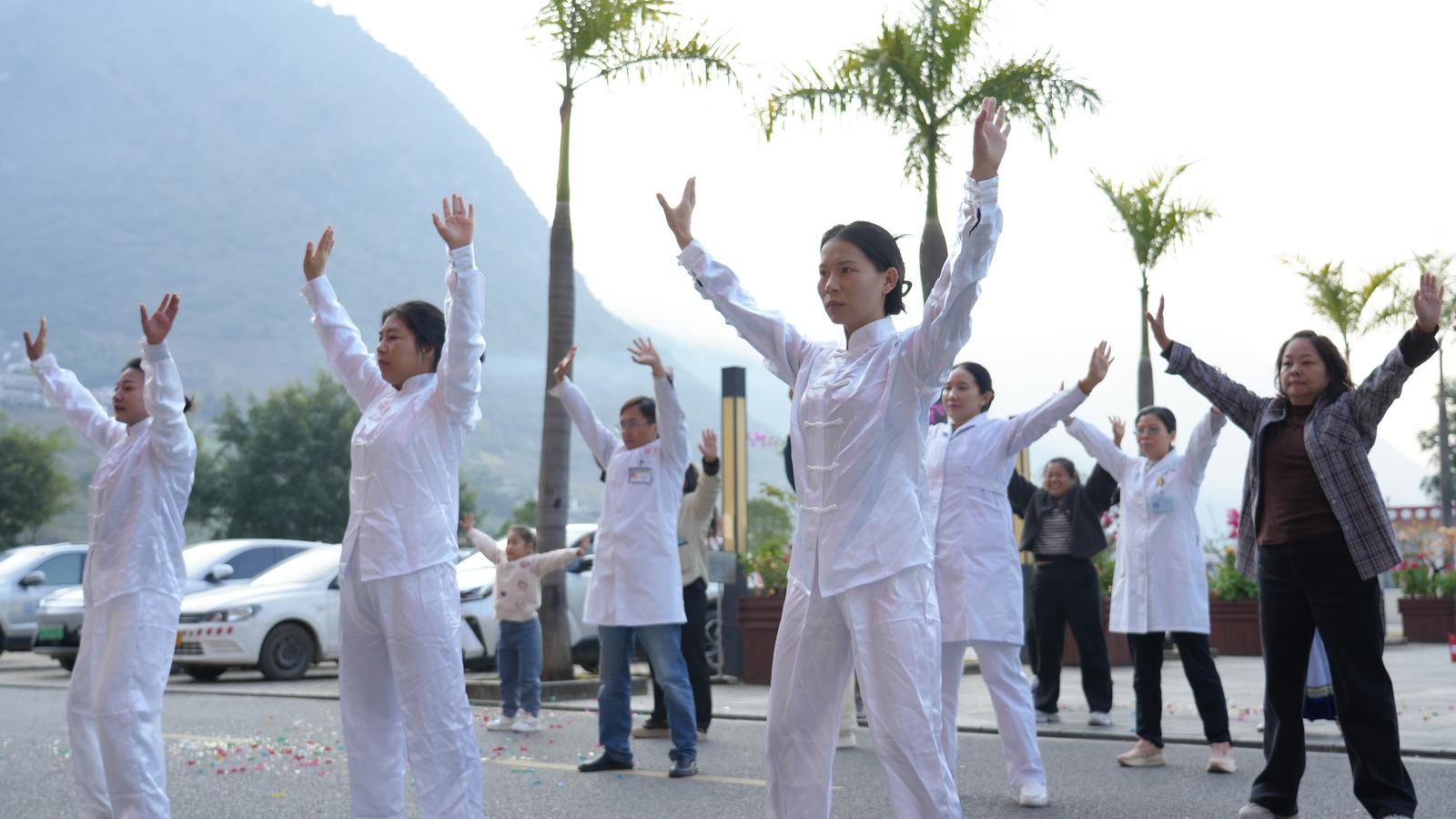 怒江州中医医院医护人员带练八段锦