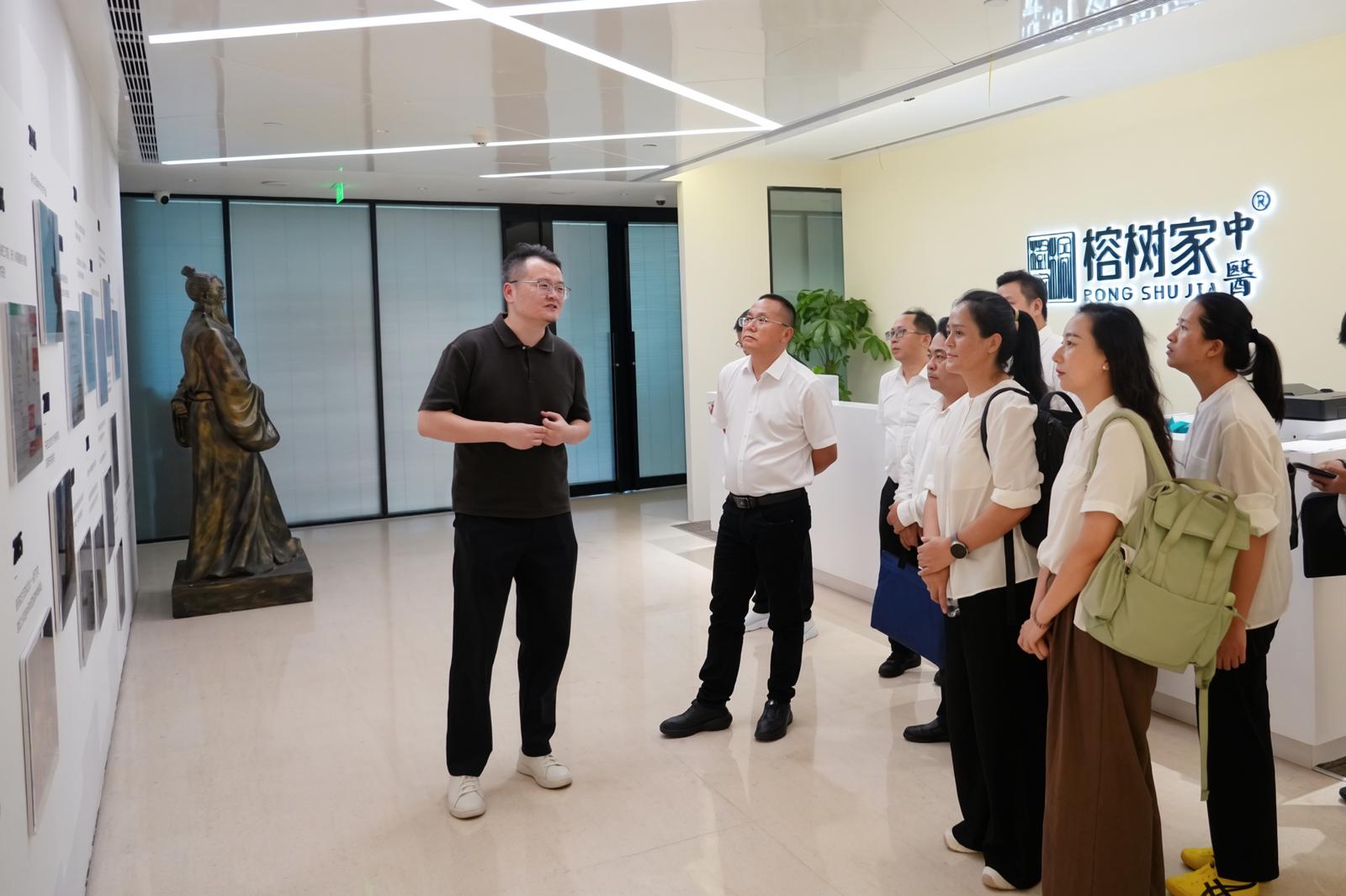 聚焦产业提质、科技赋能和人才支撑三大重点,代表团坚持需求导向,精准开展对接。在浦东新区国资委,代表团重点提出人才交流需求,希望持续选派泸水干部到沪跟班学习,提升业务能力和管理水平。围绕怒江精品咖啡市场推广,代表团就怒小咖门店运营及品牌拓展向陆家嘴集团争取政策支持、并实地走进上海野生动物园,对接生物多样性保护及怒小咖文旅点位落地事宜。围绕AI赋能智慧医疗与基层治理,代表团在榕树家重点观摩企业自主研发的AI系统,探讨AI技术在泸水医疗健康、政务服务等领域落地应用的可行性。此外,代表团就小沙坝啤酒厂运营保障、百花岭音乐小镇业态植入等事项提出系列工作需求,并就文旅企业股权架构、运营模式进行学习。